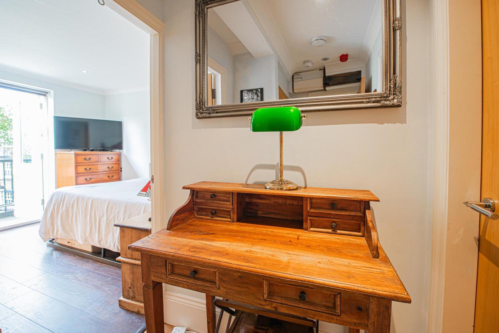 Stylish 1-Bed Flat In Soho - Prime Central Лондон Экстерьер фото